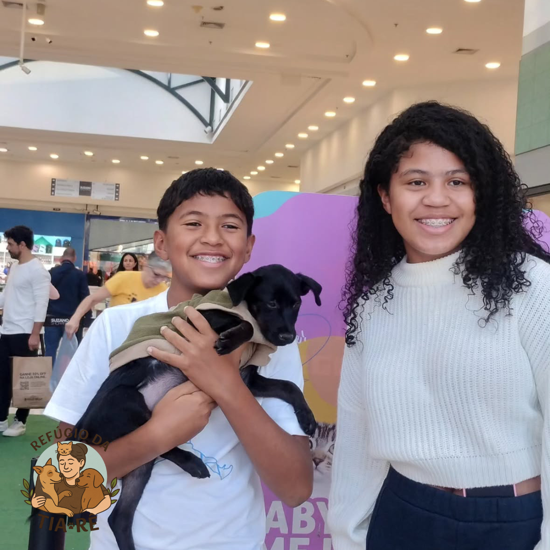 Foto da Fernanda Alves com sua cachorrinha Mimi adotada