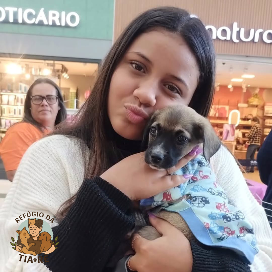 Foto da Julia Santos segurando seu filhote adotado