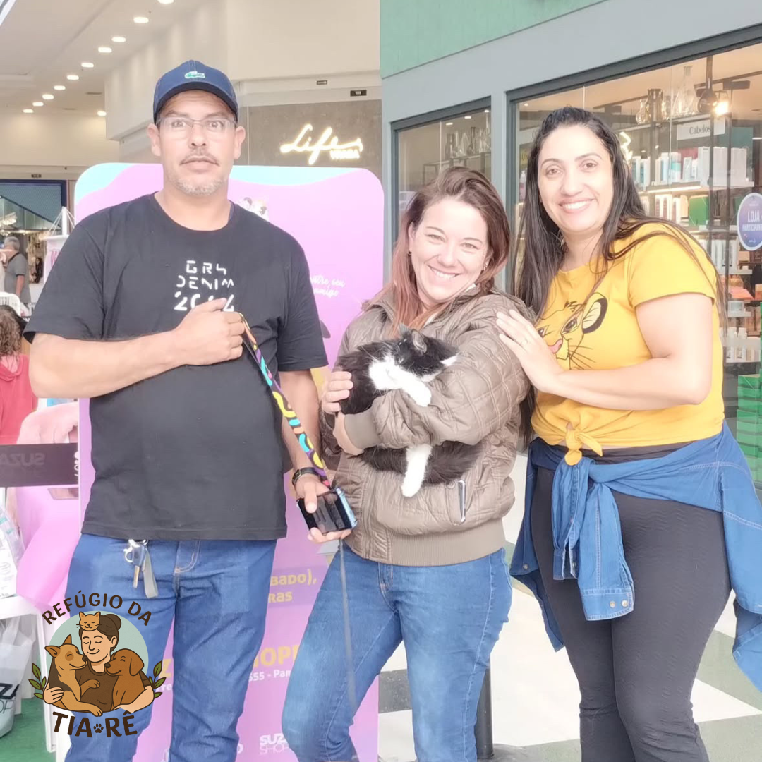 Foto da Maria Silva com sua família e seu gato adotado
