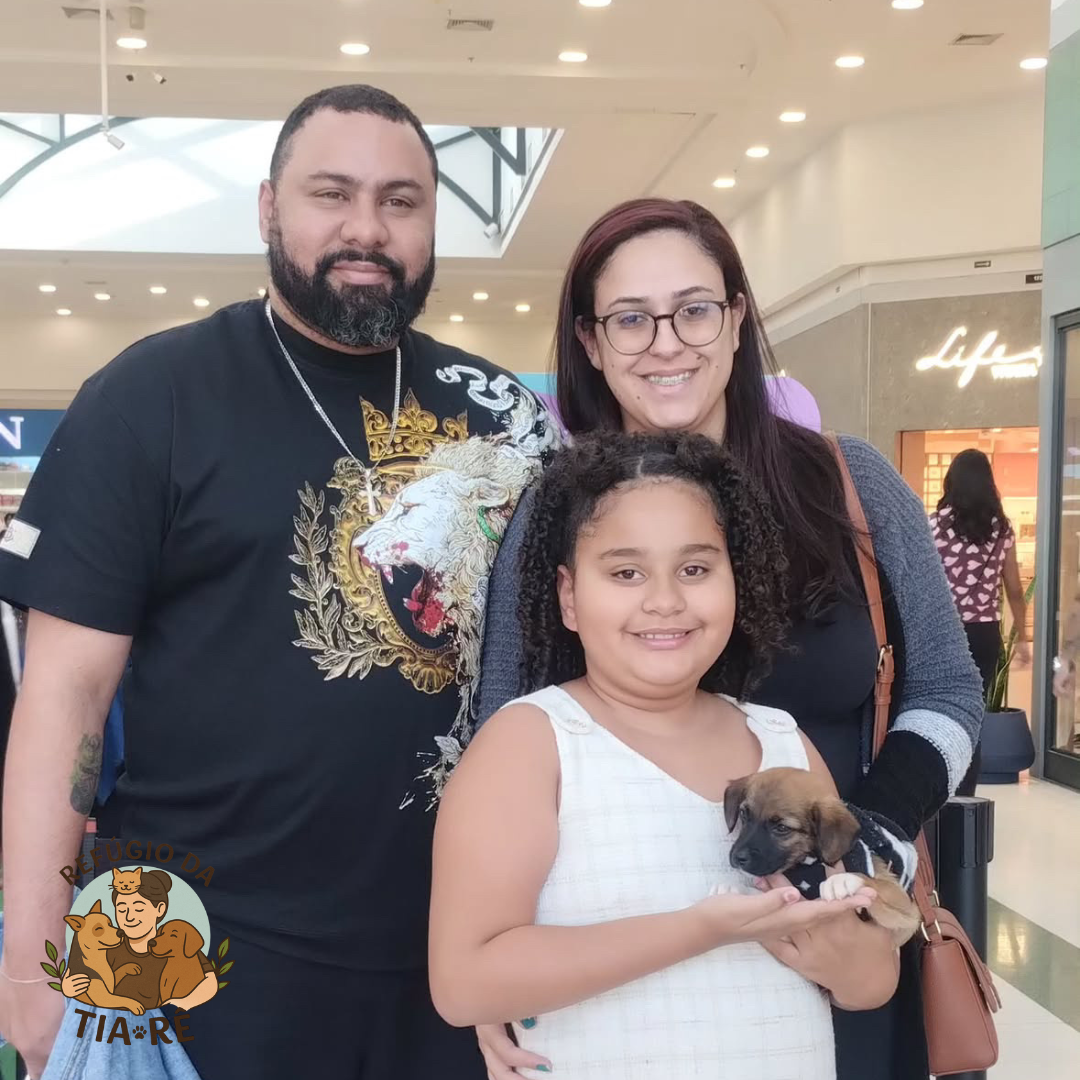 Foto da Patricia Lima com sua família e filhote adotado