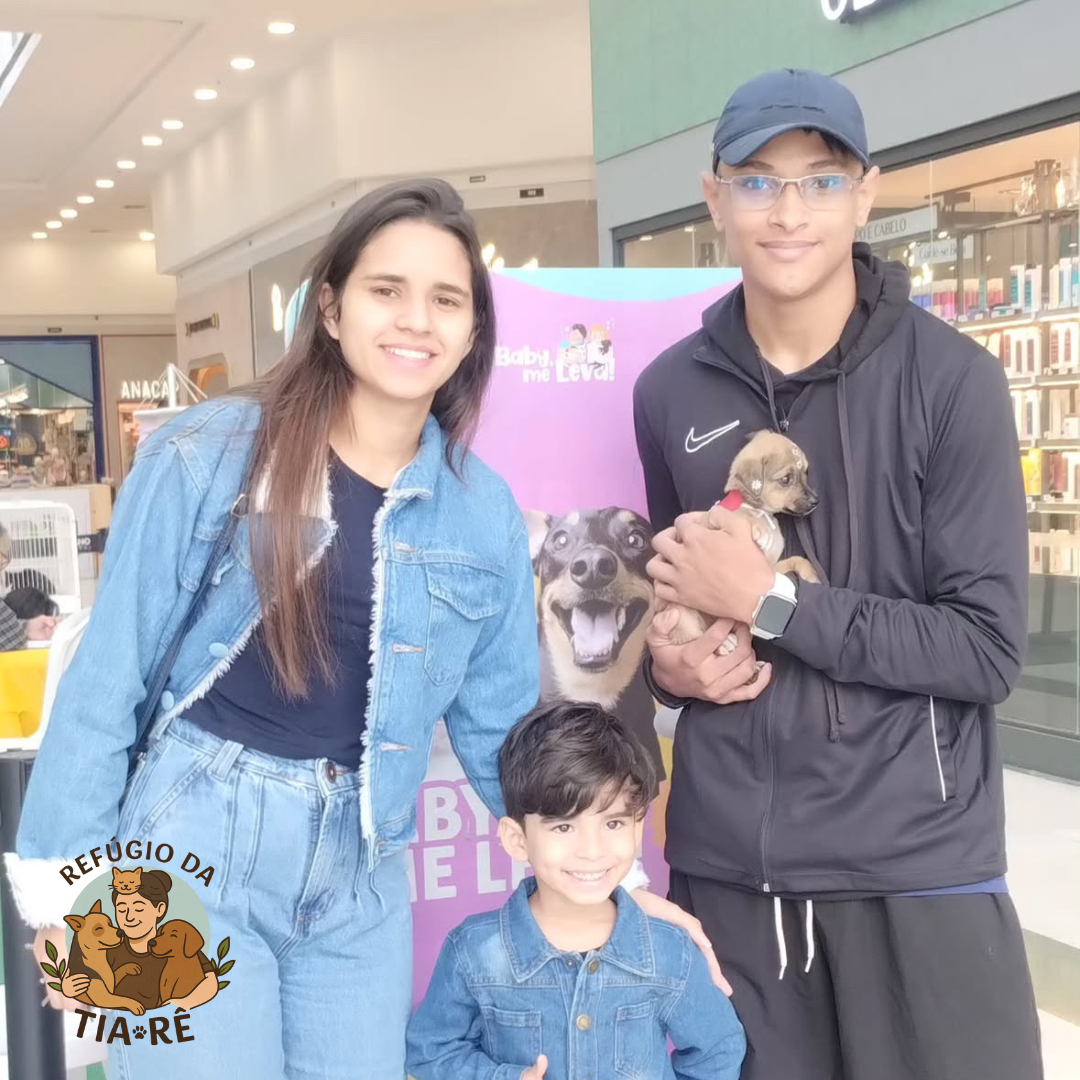 Foto do Roberto Ferreira com sua família e filhote adotado